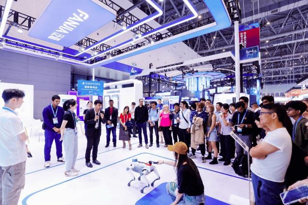 泛嘉亮相數(shù)貿(mào)會丨企業(yè)服務智能體與AI具身機器人推動企業(yè)服務智能化進程